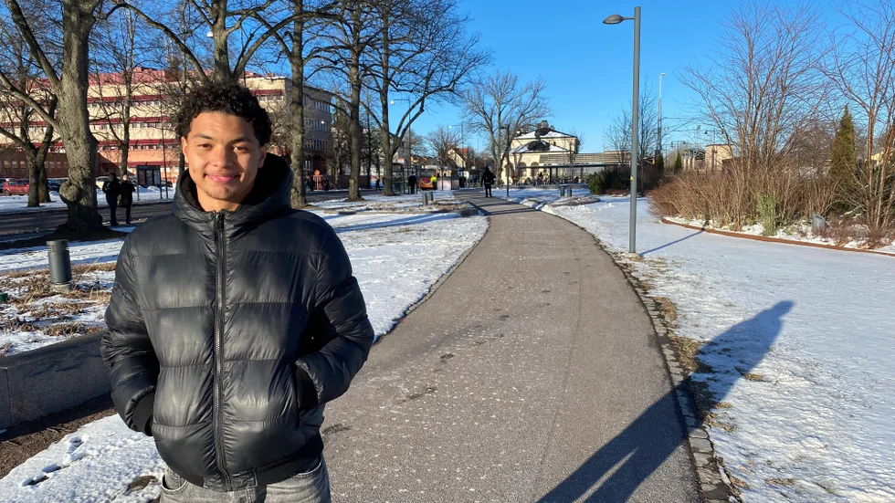 Isak Hellgren Villegas har landat hos Motala AIF och i Motala. Till en början bor han i en stuga i Varamon. Senare ska han hitta en lägenhet. Topp sju hoppas han på för sitt Maif i norrettan i år.
