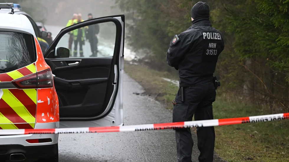 Polis framför avspärrningar nära tyska Freudenberg, där en flicka hittades död i helgen.