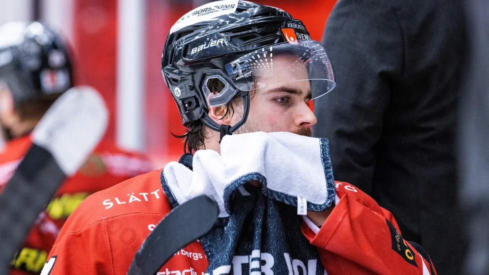 Arvid Degerstedt får bevittna resten av åttondelsduellen från läktaren.