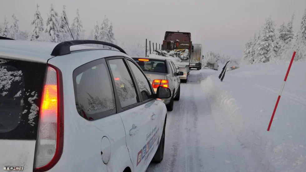 Stopp. Under fyra timmar var E 10 avstängd på grund av en olycka och sjuktransporter från Kiruna till Gällivare/Sunderbyn kunde inte ta sig fram. Arkivfotot är från ett annat stopp på E10.