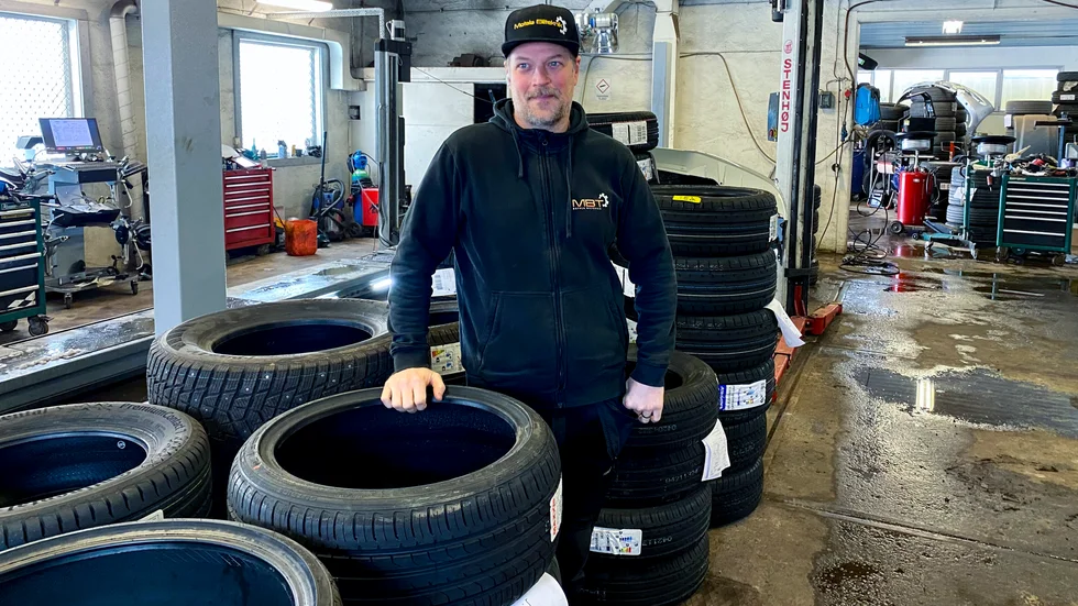 Fredrik Svärm på Motala Bilteknik menar att snöovädret i veckan gjort att en mängd kunder avbokat sina däckbyten. Att alla ska hinna få sina vinterdäck utbytta före den 15e tror han blir svårt. 