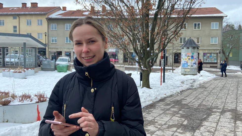 Gnestabon Felippa Flemström blir glad när SN frågar om aprilskämt och halar fram önskelistan i mobilen. Hon vill gärna lura sambon med tandkräm i Oreo-kakorna.