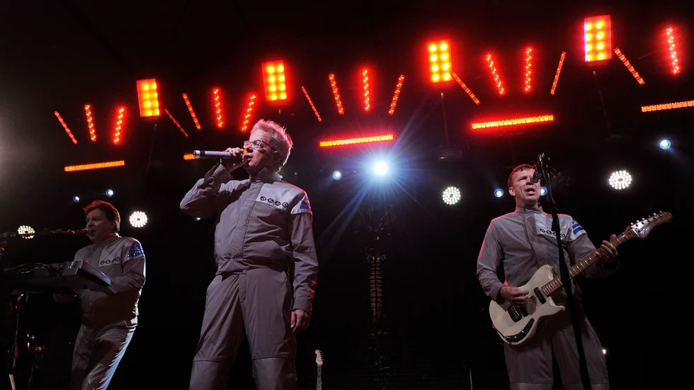 Devo framträder på Coachellafestivalen 2010. Arkivbild.