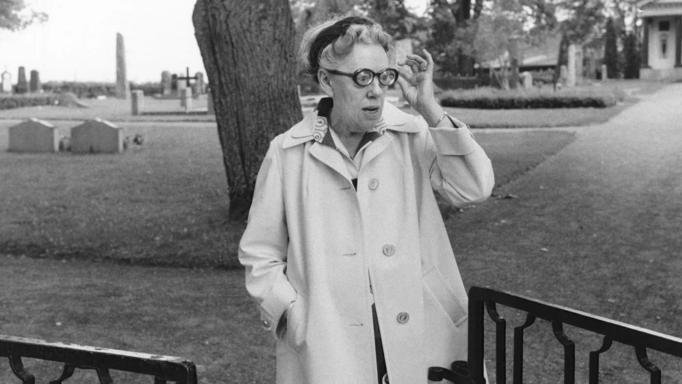 Deckarförfattaren Dagmar Lange (som skrev under pseudonymen Maria Lang) vid Nora gamla kyrkogård. Arkivbild.