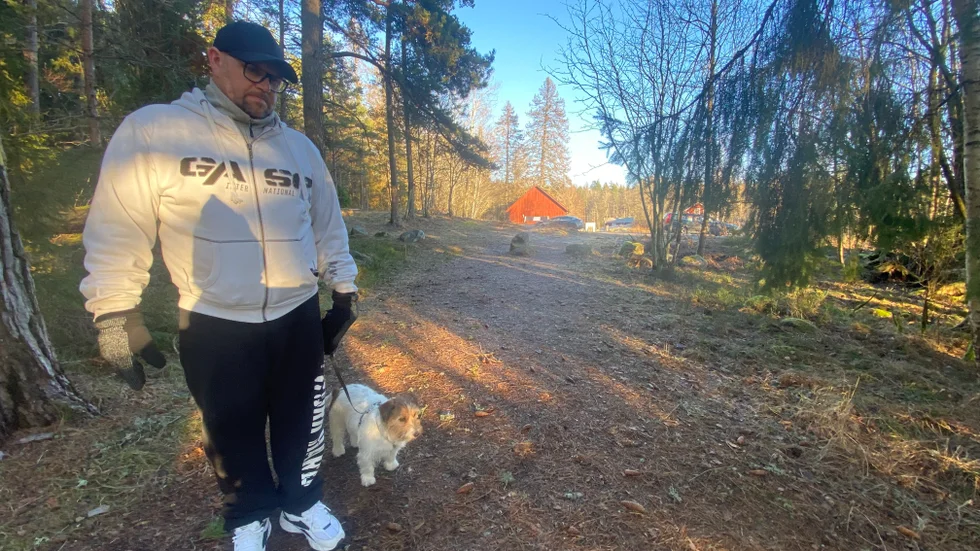 "Det var rätt hjärtskärande, man hör att hunden skriker allt den kan." Stefan Anderssons grythund Milo blev skärrad men inte skadad i incidenten i förra veckan.