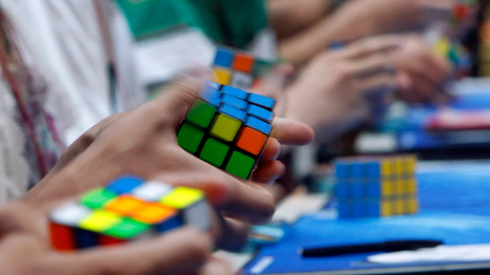 Huruvida fyraårige Teddy Hobbs kan lösa Rubiks kub än är oklart. Arkivbild.