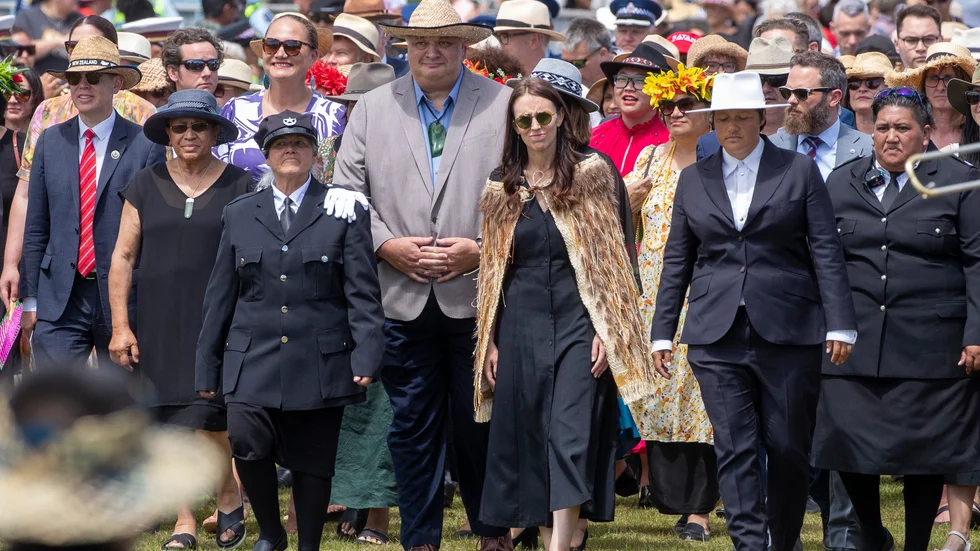 Nya Zeelands Jacinda Ardern, i mitten, tillsammans med sin partigrupp.