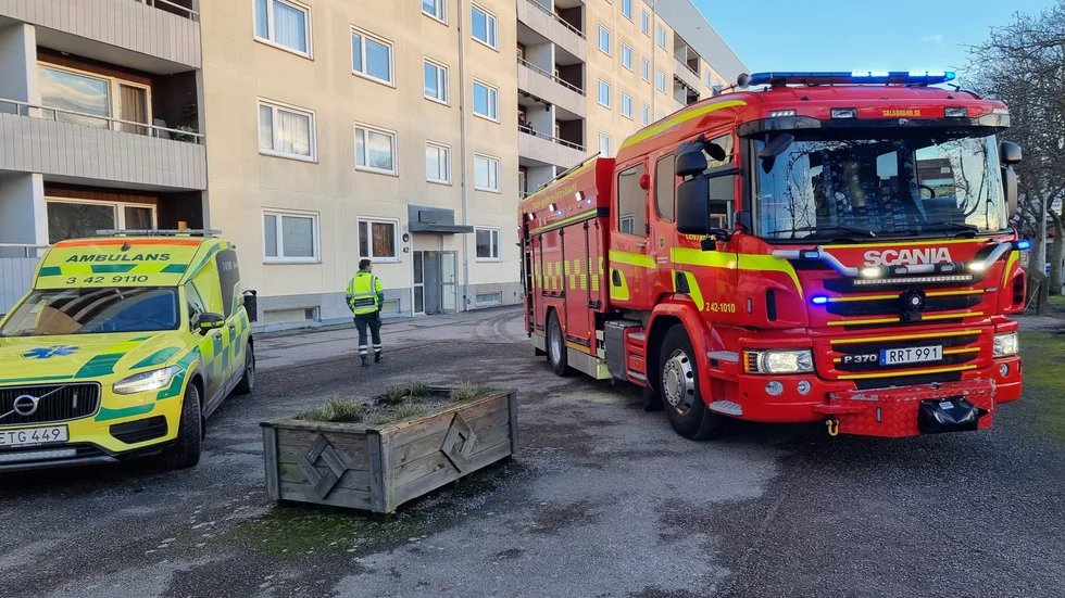 Det var vid 14.30-tiden på torsdagen som en inringare larmade om att det luktade rök i ett trapphus i Ektorp.
