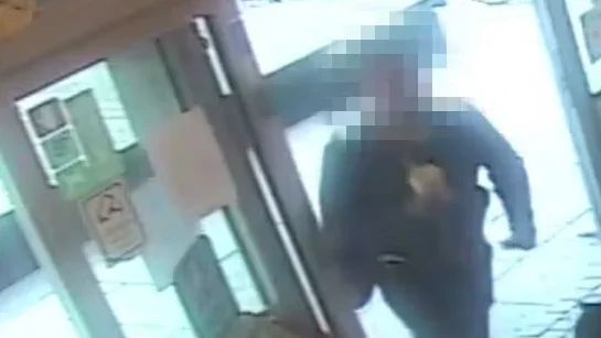 Mannen fångades på en övervakningskamera i samband med att han hotade en butiksanställd i Umeå 2021. För detta dömdes han i december i fjol.
