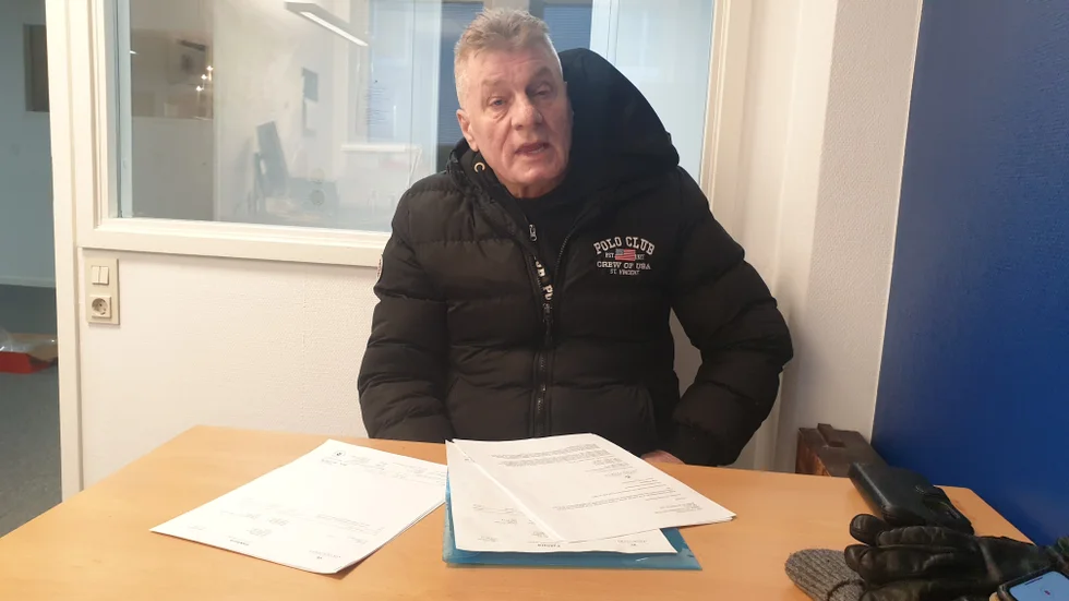 Andy Salova i Vimmerby är ombud för utvisade familjen Berisha där både pappa Halil och sonen Alkind, 20, har klart med fast jobb sen i somras. Men det nya kravet på 27 360 kronor i månadslön vid arbetskraftinvandring riskerar att sätta stopp för familjen. "Ingen av dem kommer upp i den lönen, tillsammans ligger de över 45 000, fast så ser nog inte Migratiobsverket på saken" befarar Andy Salova.