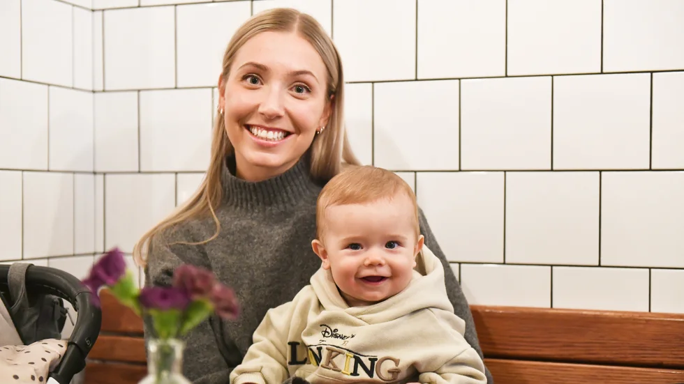 Julia Lindberg har haft en intensiv karriär under sina år inom tv-branschen. I dag är vardagen lite lugnare, då hon är föräldraledig med sonen Elliot. 