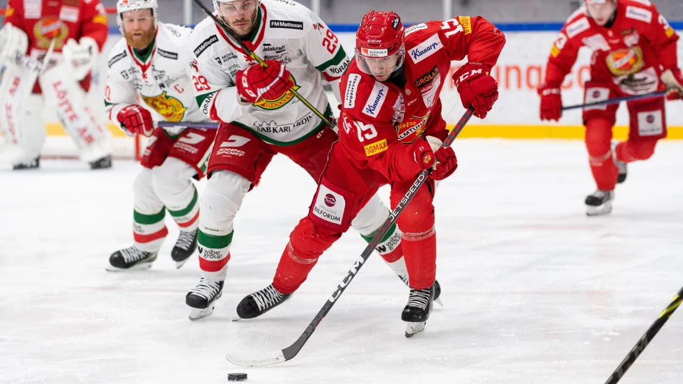 Almtunas Marcus Karlström på väg framåt i matchen mot Mora.