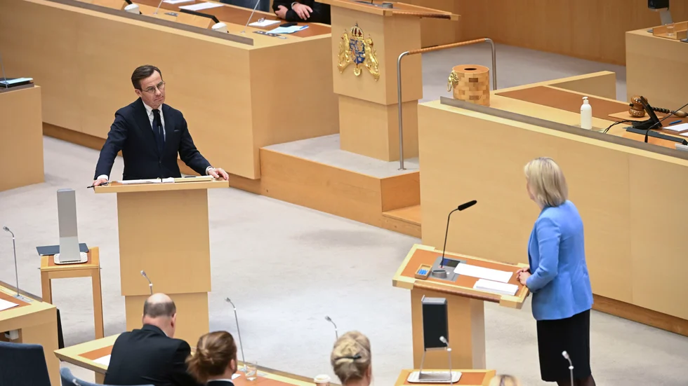 Statsminister Ulf Kristersson (M) och Socialdemokraternas partiledare Magdalena Andersson (S) i ett replikskifte under onsdagens partiledardebatt i riksdagen.