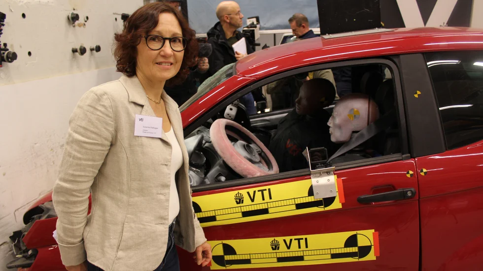 "Vi vill visa vad som händer när man är obältad och krockar", säger Susanne Wallhagen, utredare på VTI om fredagens krocktest som genomfördes med en mopedbil.