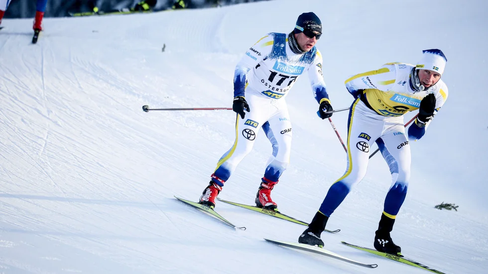 Zebastian Modin, till vänster, fortsätter att plocka medaljer i para-VM i skidor och skidskytte.