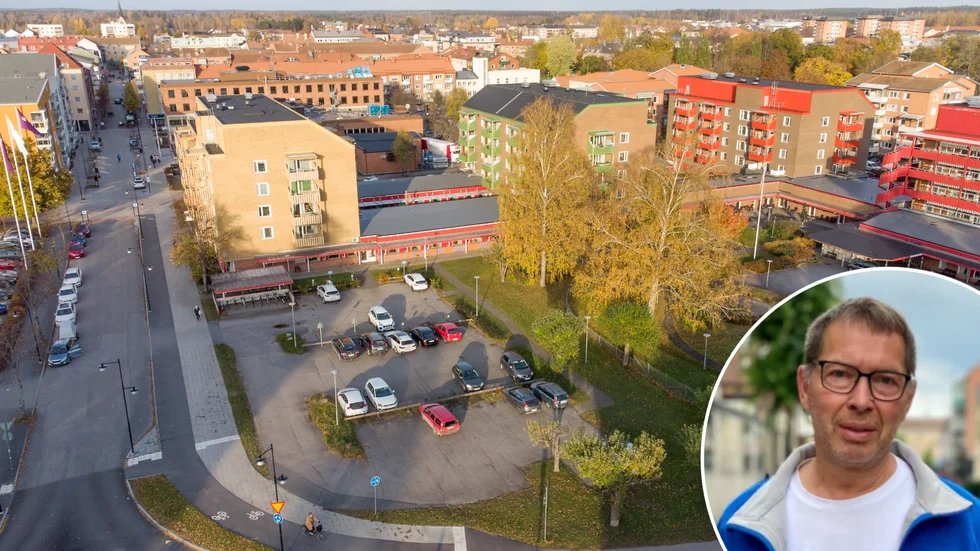 Kvarteret Igelkotten ligger inom det område som är möjligt att förtäta, men då måste viss prickmark bort. På bild syns också Christer Sundqvist (M). 