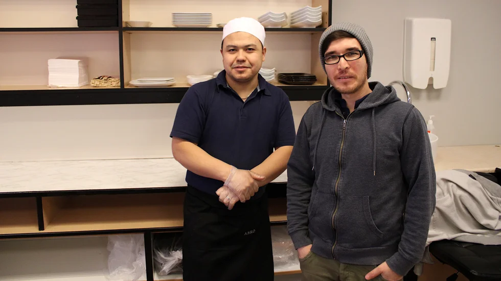 Hassan Ghourbani tillsammans med Reza Hosseini, som också jobbar i sushirestaurangen.