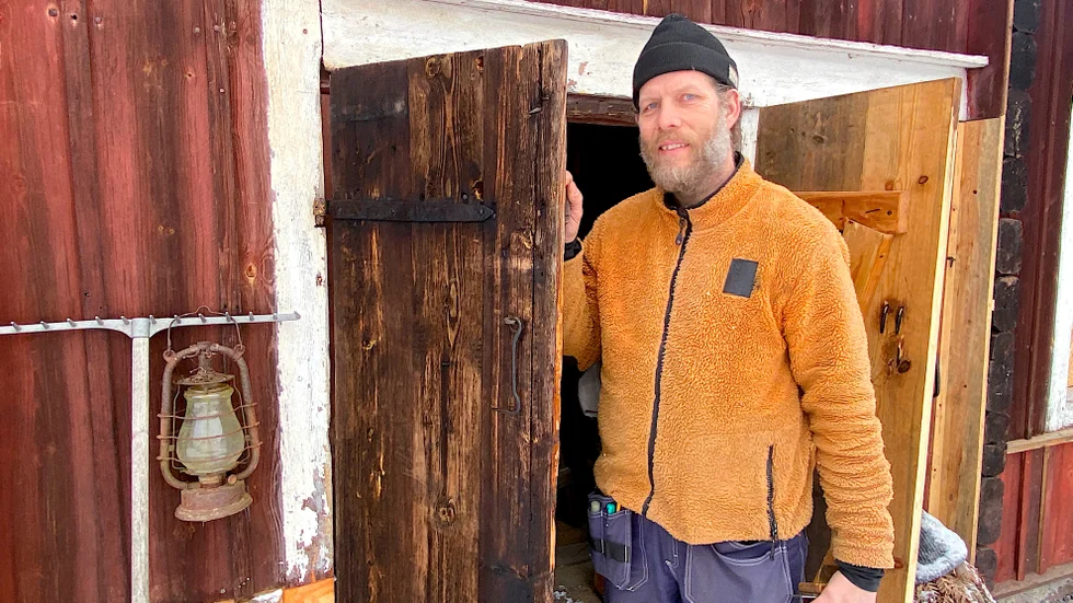 Uthus vid Forsby kvarn återställs av hantverkaren Jerry Haglund Dorrian som renoverar med gamla metoder. Han jobbar nu även med restaurering av en gammal timmerbyggnad i Vånsjöbro.