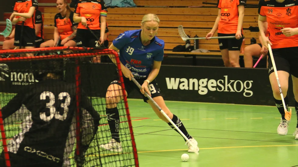 Öjebyns Felicia Edunger prickade in 3-0 och 5-0-målet i 9-1-matchen mot Haparanda.