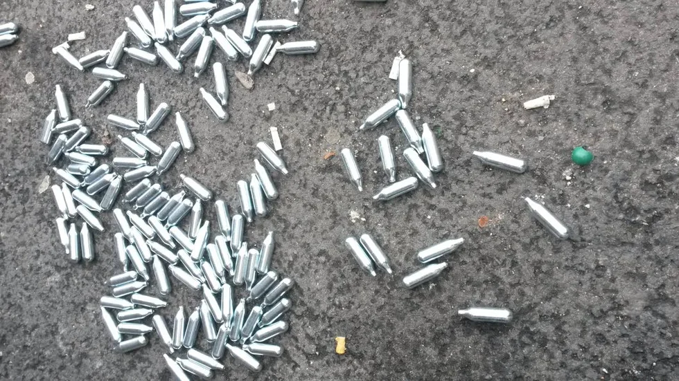 Bilden togs bakom en järnhandel i Gällivare. Polisen är mycket intresserad av att veta om ungdomar börjat sniffa gasen.