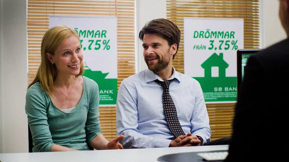 Peter Magnusson som Eric och Karin Lithman som Emma i den inte alls roliga komedin 10 000 timmar.