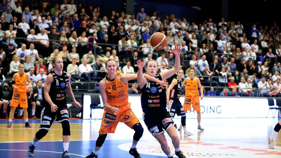 Ansvar. När Tina Trebec klev av skadad fick Lydia Karlefors spela tunga minuter.