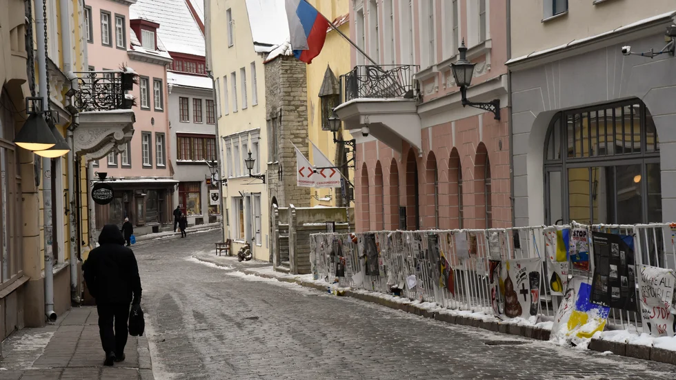 Ukrainska flaggor och antikrigsbudskap längs en gata i Tallinn.