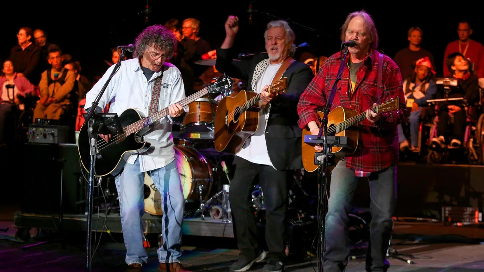 Billy Talbot, i vitt till vänster, och Neil Young, i rött till höger, under en konsert 2012.