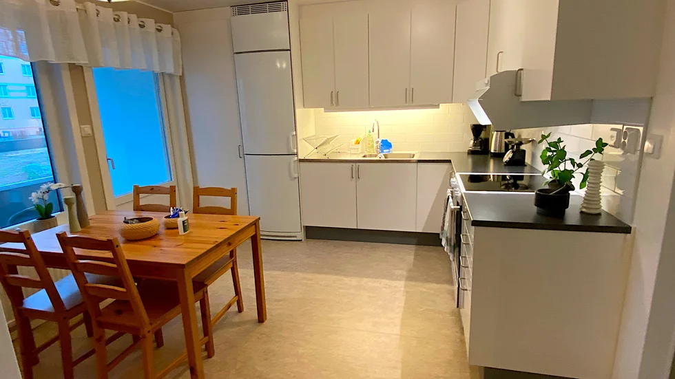 ”Prioriteringarna på bostadsmarknaden har stor betydelse och kan i värsta fall handla om liv eller död. Det är vanligare att kommuner ger förtur till hyreslägenheter till människor som anses gynna det lokala näringslivet än till kvinnor som utsätts för våld, enligt Boverket.”