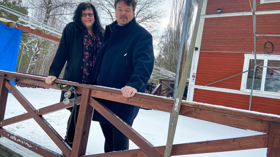 Carola och Jack Ryberg driver Malmköpings bad och camping. Här ses de på campingens veranda som kommer att bli avsevärt större i sommar. 