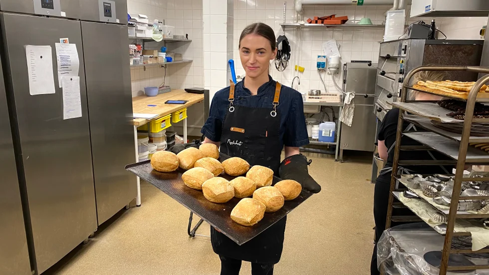 Bagaren Vicky Björn med surdegsfrallor nyuttagna ur ugnen. Det doftar ljuvligt.