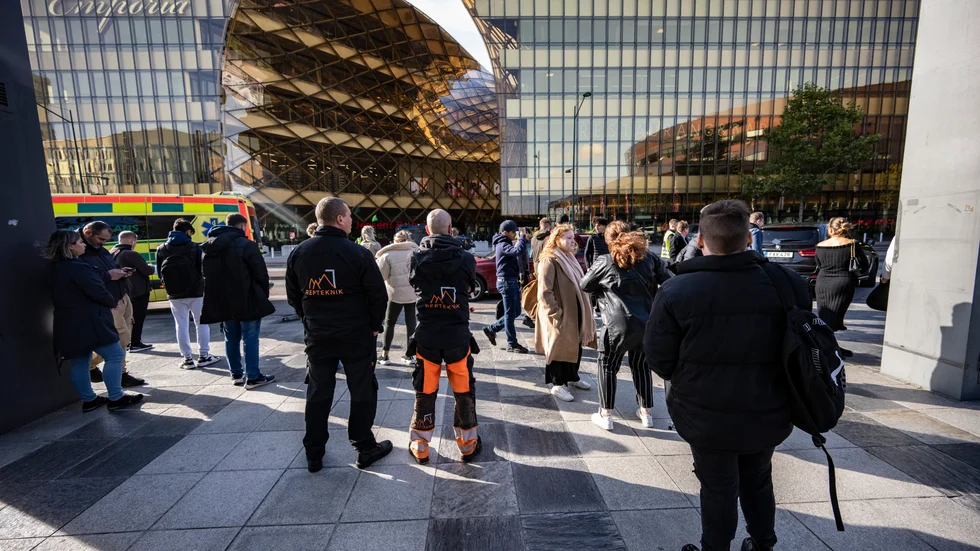Evakuerade besökare väntar utanför köpcentrumet Emporia i Malmö efter mordet den 19 augusti förra året. Arkivbild.