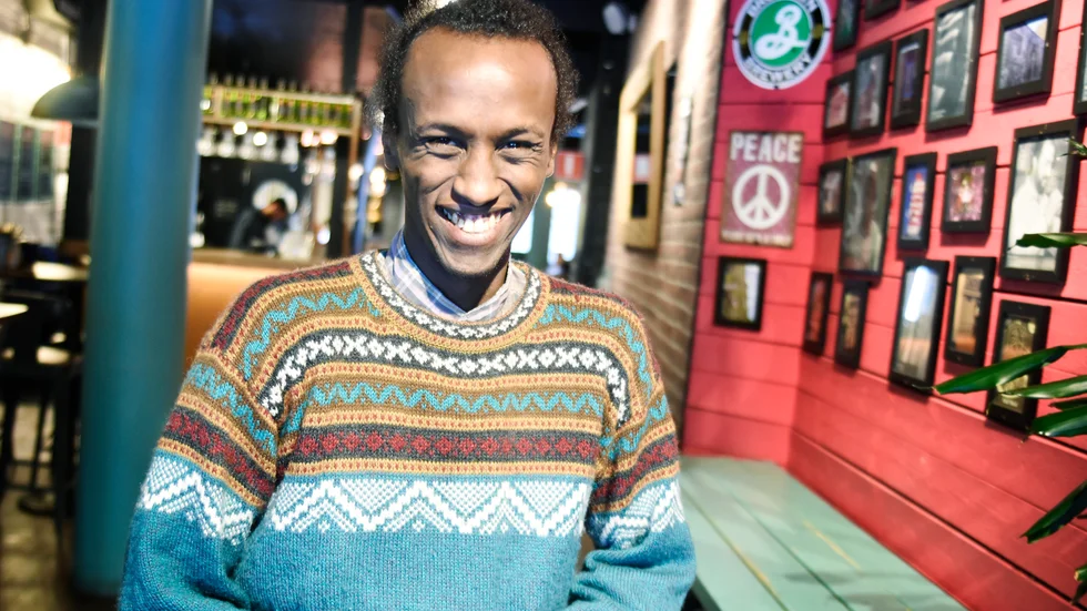 Abdi Mohammed gör Rummet Comedy.