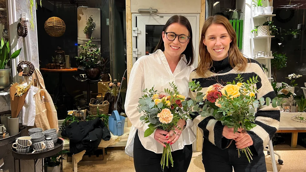 Lina Boberg Fernström och Jenny Lundahl med sina egengjorda buketter.