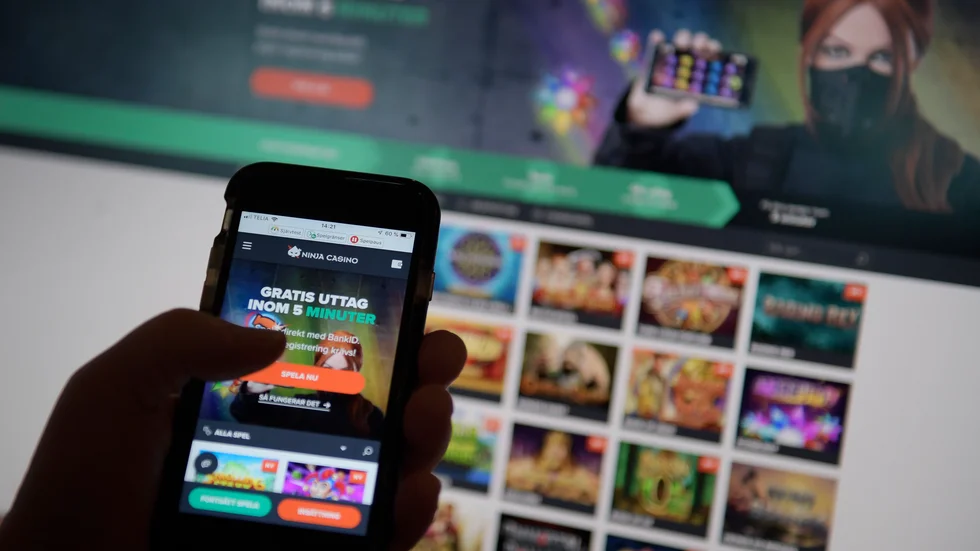 Nätcasinon riktar sina budskap på sms och sociala medier till unga män.