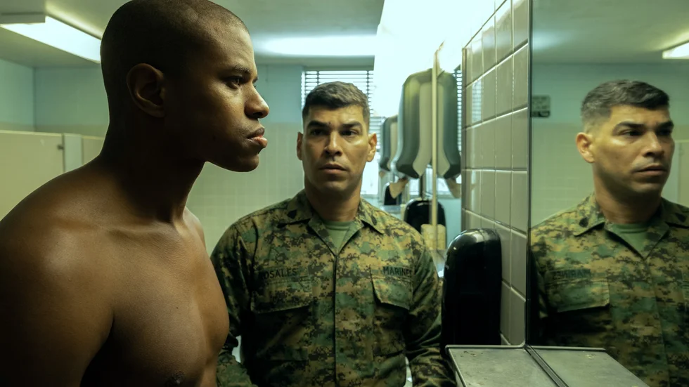 Ellis French (Jeremy Pope) har det tufft som svart och gay i den machostinna amerikanska marinkåren i Elegance Brattons självbiografiska film "The inspection".