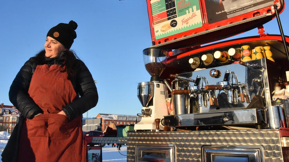 Margareta Bäckström Lindgren säljer sitt kaffe i Södra hamnen under Luleå on ice.