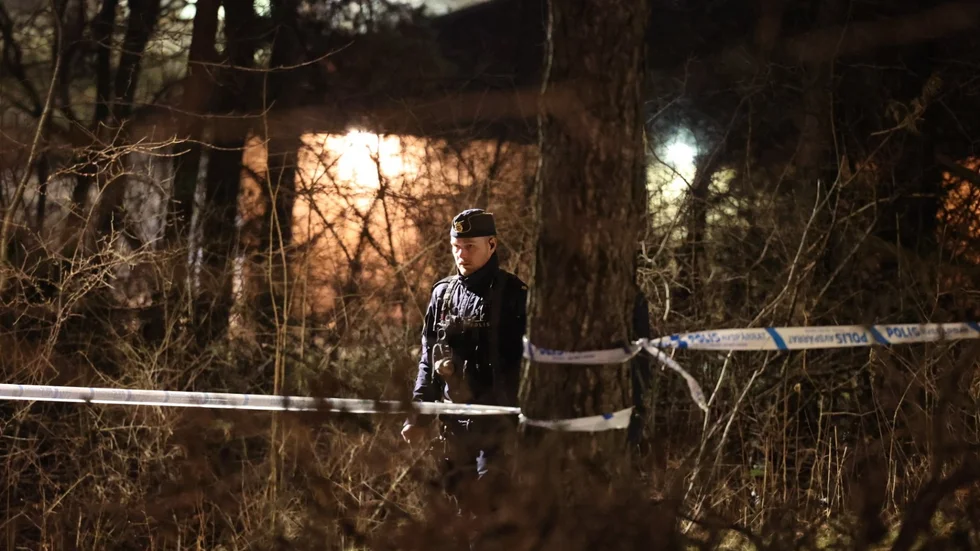Polisen letar spår i närheten av Flogsta centrum.
