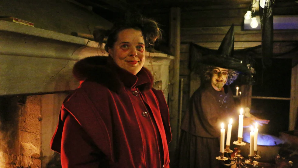 Lena Lundgren, arrangör av halloweenfirandet på Lillberget, har lagt ner många timmar på förberedelser. "Det håller ju bara på i några timmar men man får tänka att barnen har med sig roliga minnen resten av livet", säger hon. I bakgrunden syns häxan (Katharina Johansson).