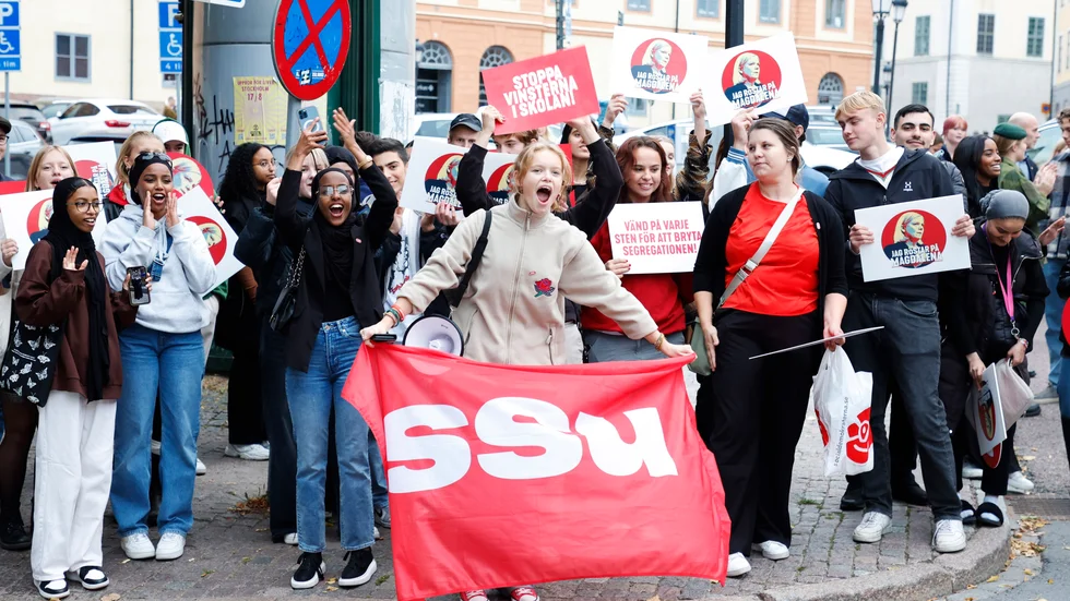 – "SSU kommer inte låta Ulf och Jimmie svika sina löften till Sveriges elever, sjuka och äldre för att sedan prioritera Sveriges rikaste i Danderyd, Örgryte och Vellinge", lovar Albin Norman, ordförande SSU Västerbotten och Lisa Nåbo, förbundsordförande SSU.