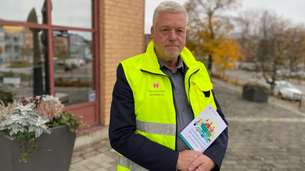 Tommy Jansson, säkerhetssamordnare, Strängnäs kommun med nya broschyren om krisberedskap. "Se till att tanka upp bilen och att alltid ha en laddad powerbank för mobilen redo."