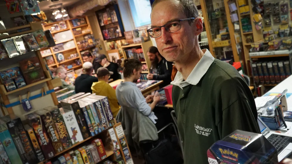Peter Andersson i den älskade butiken Seriebörsen som han öppnade för 35 år sedan. 