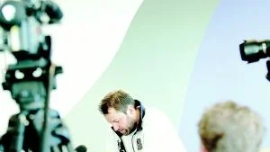 Undantagsspelare. I samband med att Mikael Renberg återvände till Luleå Hockey säsongen 2000-2001 fick klubben tillstånd att göra ett undantag när det gäller var hockeystjärnans pengar skulle placeras. "Jag har sett avtalet" säger Odd Eiken, informationsdirektör på SEB Liv Trygg. Foto: SCANPIX