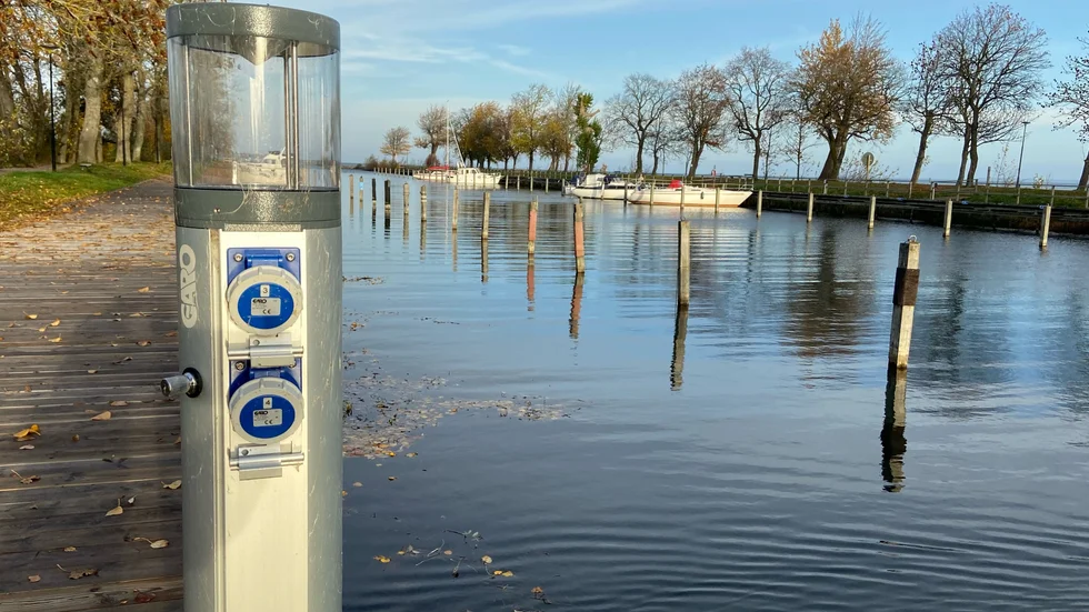 Båtplatser vid nya bryggan i hamnkanalen får kostnad för elen inbakat i avgiften.