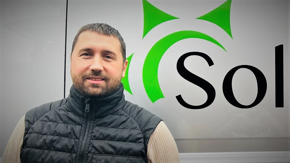 Mats Willars är i full färd med att bygga upp kommunikationsavdelningen på Solcellen Sverige. Han uppmanar kunderna att hålla sig uppdaterade på företagets hemsida.