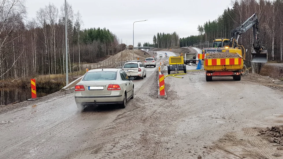Bron över Svensbyån är fyra veckor försenad. "Det har varit svårt att få tag på betongarbetare och armerare som har erfarenhet av att bygga broar", säger Per Andersson.