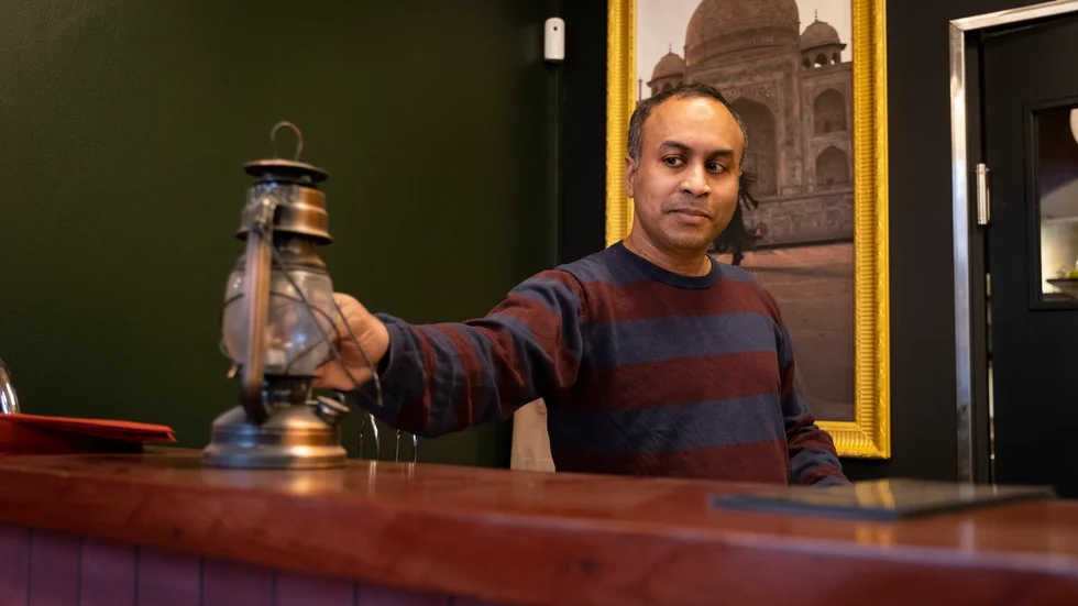Mahfoz Khan har tidigare drivit restaurang i Lambohov. Nu tar han över lokalen på Ågatan tillsammans med kollegan Suvash Banik.