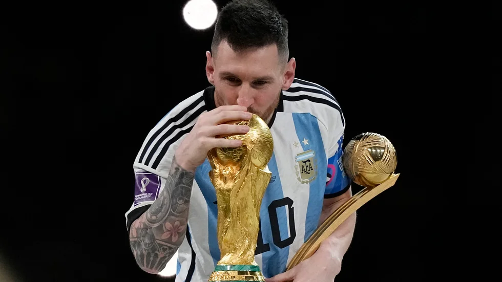 Lionel Messi med VM-pokalen som gjort honom stor även på Instagram.