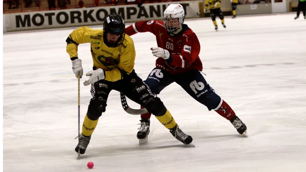 Det är inte första gången KVBS och Örebro drabbar samman på den traditionella annandagsbandyn. Förra året slutade mötet 4-3, till Örebros fördel. Denna gång packar KVBS ihop både lag och supportrar för bortaspel på Behrn Arena. Vi rapporterar live – från början till slut med start i spelarbussen klockan 10.00.