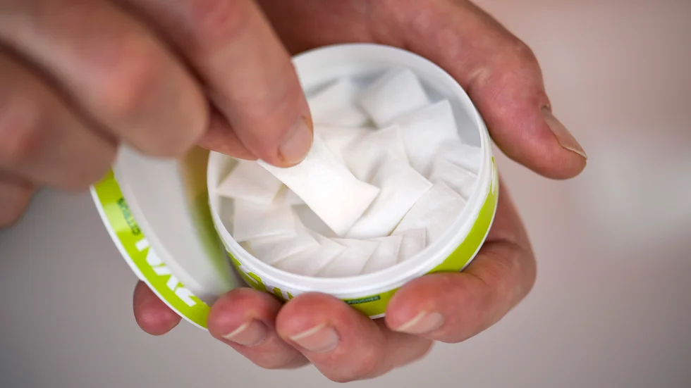 Vitt snus är inte så ofarligt som det kan verka och därför gäller det att tidigt hindra ungdomar från att bli nikotinberoende, skriver debattören.